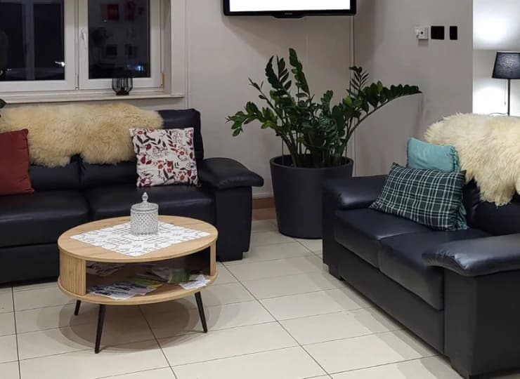 W lobby stoją wygodne kanapy