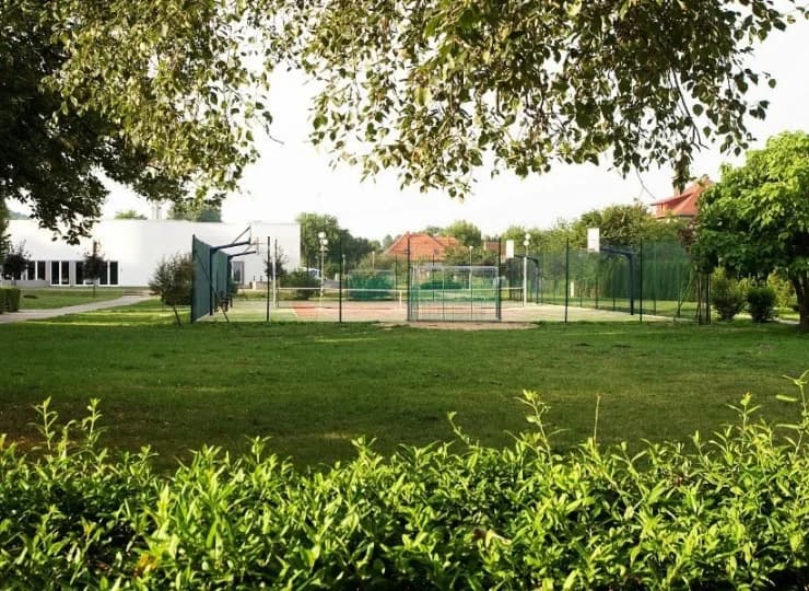 Do dyspozycji gości są boiska sportowe