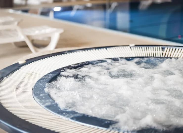 W strefie wellness dla gości dostępny jest basen, jacuzzi i strefa saun