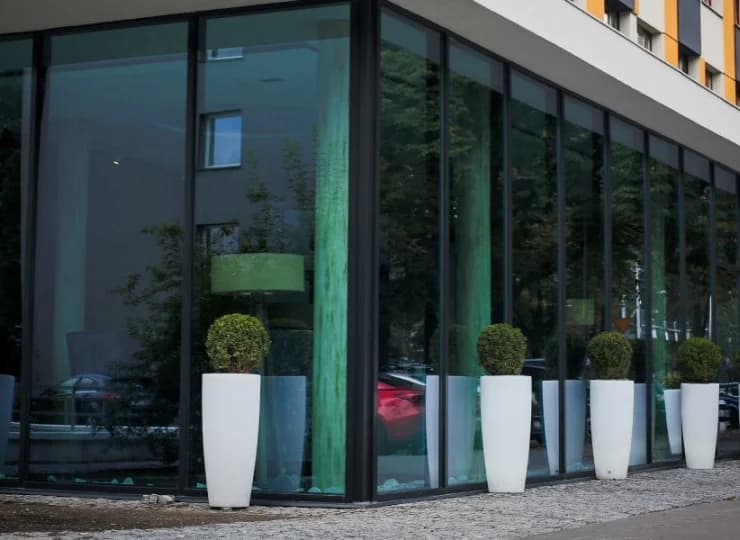W bliskim sąsiedztwie znajduje się największe centrum handlowe we Wrocławiu