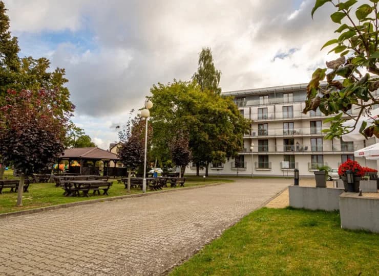 W otoczeniu hotelu znajdują się ławki i stoły