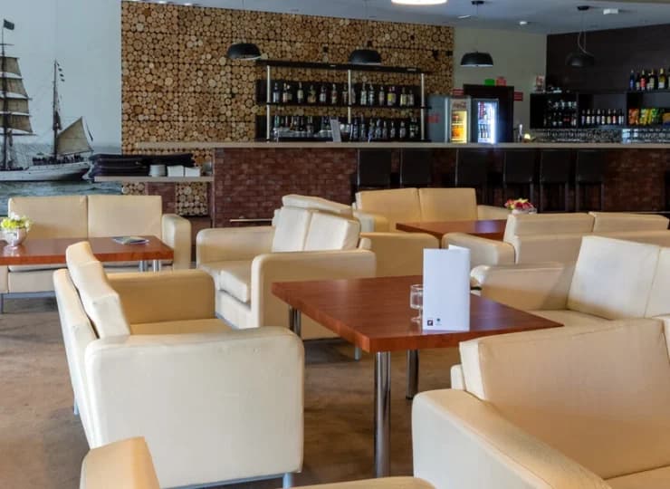Przygotowano w nim wygodne siedziska i wybór różnorodnych drinków