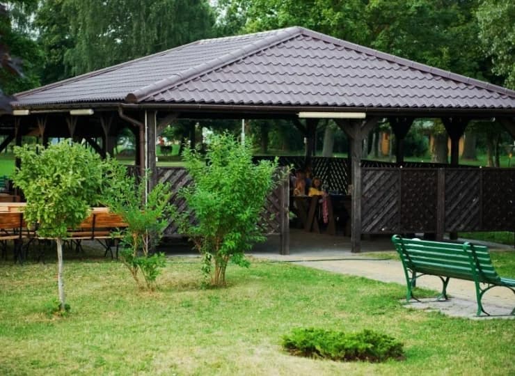 Okolica jest zaciszna i pełna zieleni
