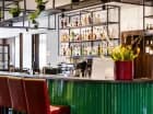 Elegancki bar serwuje rozmaite alkohole, wybór aromatycznych kaw i herbat