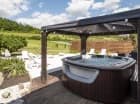 Zewnętrzne jacuzzi na tarasie jest czynne cały rok